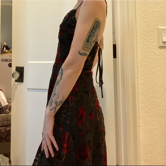 Black “backless” dress with flowers - Picture 4 of 8